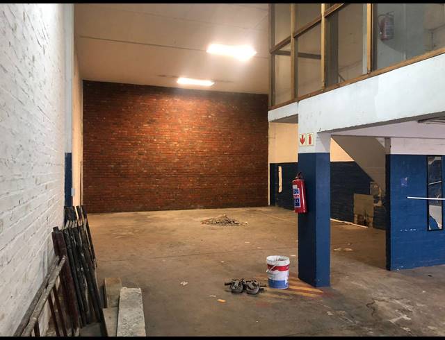 140M² WAREHOUSE RENTED IN SALT RIVER